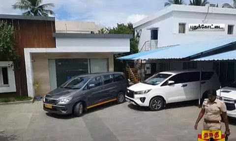 அரசு ஒப்பந்ததாரருக்கு சொந்தமான இடங்களில் தொடர்ந்து 3-வது நாளாக சோதனை - அதிகாரிகள் கிடுக்குப்பிடி விசாரணை