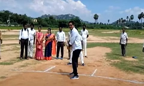 சுகாதாரப் பணியாளர்களுடன் கிரிக்கெட் விளையாடிய வேலூர் ஆட்சியர்