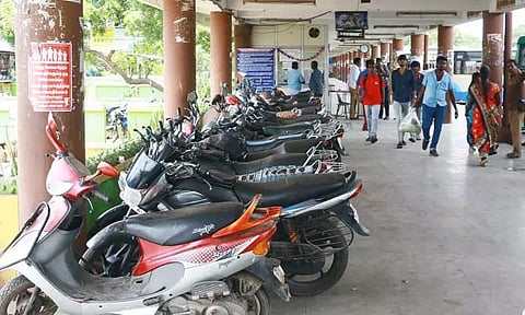 வாகனங்கள் நிறுத்தும் இடமாக மாறிய விழுப்புரம் பஸ் நிலையம்