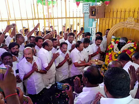 தங்க கவசத்தை வங்கியில் இருந்து பெறுவது யார்?