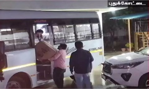 அரசு நெடுஞ்சாலை துறை ஒப்பந்ததாரர் வீட்டில் வருமானவரி சோதனை - ரூ.100 கோடிக்கு வரி ஏய்ப்பு?