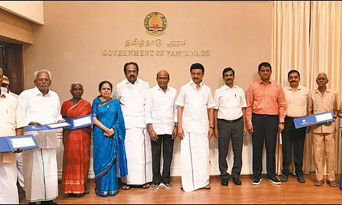 கலைமாமணி விருது பெற்ற 10 பேருக்கு தலா ரூ.1 லட்சம் நிதி முதல்-அமைச்சர் மு.க.ஸ்டாலின் வழங்கினார்