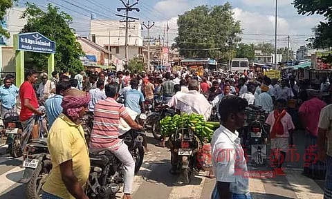 தாரமங்கலம் அருகே பரபரப்பு பள்ளி வளாகத்தில் மழைநீர் தேங்கியதால் பெற்றோர் சாலைமறியல் போராட்டம் பொக்லைன் எந்திரம் கொண்டு தண்ணீரை வெளியேற்றி அதிகாரிகள் நடவடிக்கை