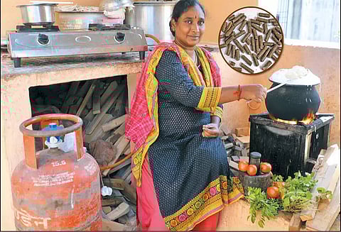 சமையல் கியாஸ் விலையேற்றம் நவீன விறகு அடுப்புக்கு மாறும் இல்லத்தரசிகள்