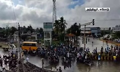 ஈரோடு அந்தியூர் நகரப் பகுதிகளை சூழ்ந்த வெள்ளம் - பொதுமக்கள், வாகன ஓட்டிகள் அவதி