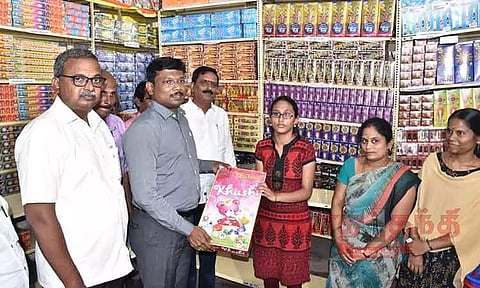 நுகர்வோர் கூட்டுறவு மொத்த விற்பனை பண்டகசாலை சார்பில் பட்டாசு விற்பனை