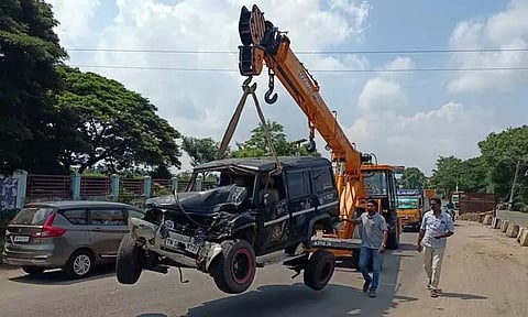 சிதம்பரம் அருகே மோட்டார் சைக்கிள் மீது கார் மோதல்; 2 பேர் பலி