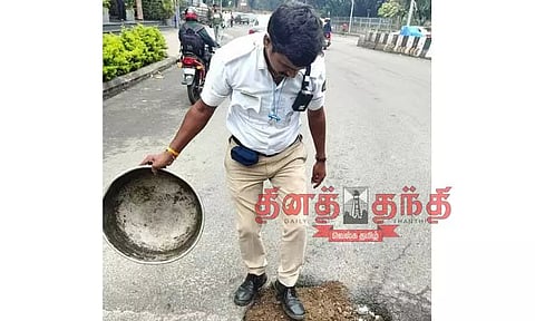 சாலை பள்ளத்தை சீரமைத்த போக்குவரத்து போலீஸ்காரர்