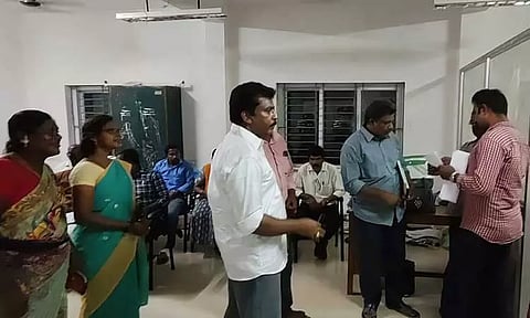 கணக்கில் வராத பணம் சிக்கிய விவகாரம்: வேளாண் உதவி இயக்குனர் உள்பட 4 பேர் மீது வழக்கு