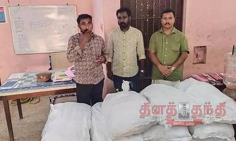 சொகுசு காரில் கடத்திய 297 கிலோ புகையிலை பாக்கெட்டுகள் பறிமுதல் 3 வாலிபர்கள் கைது