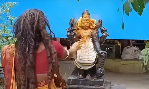 ஆக்கிரமிப்பு கோவில்: சுடுகாட்டிற்கு கொண்டுவர வேண்டும் என சாமி சிலைக்கு மிளகாய் பொடி அபிஷேகம் செய்த பெண்...!