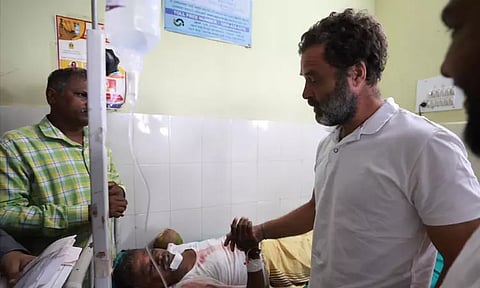 காங்கிரஸ் பாதயாத்திரை: கட்சி கொடியை கம்பத்தில் கட்டிய 4 பேரை தாக்கிய மின்சாரம்