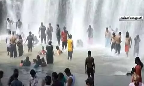 வார இறுதியை முன்னிட்டு திற்பரப்பு அருவியில் குவிந்த சுற்றுலா பயணிகள்