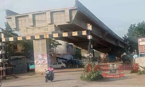 போளூரில் ஆமை வேகத்தில் நடைபெறும் ரெயில்வே மேம்பால பணிகள்