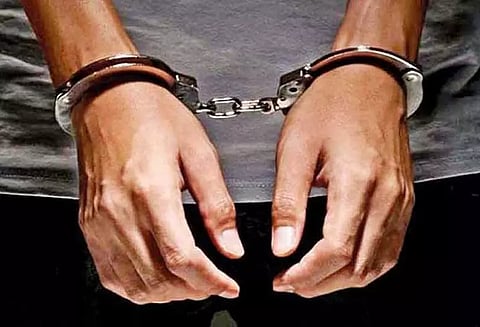 ஓடும் பஸ்சில் பெண்ணிடம் நூதன முறையில் செல்போன், பணம் திருடிய 5 போ கைது