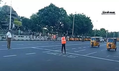 பைக் சாகசத்தில் ஈடுபட்ட சிறுவனுக்கு போக்குவரத்தை சீர் செய்யுமாறு நூதனை தண்டனை