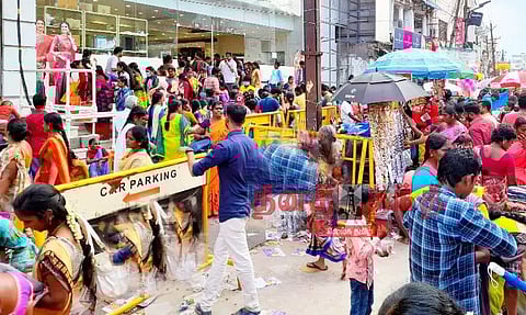 தெற்கு மாசி வீதியில் நடைபாதை ஆக்கிரமிப்பால் போக்குவரத்து நெருக்கடி