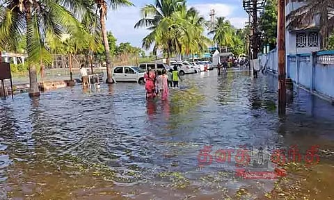 குடியிருப்பு பகுதிகளை வெள்ளம் சூழ்ந்தது