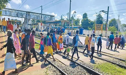 திருவள்ளூர் ரெயில் நிலையத்தில் சுரங்கப்பாதை அமைக்கும் பணியை விரைந்து முடிக்க பயணிகள் கோரிக்கை