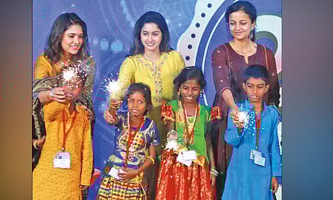 ஆதரவற்ற குழந்தைகளுடன் தீபாவளி கொண்டாடிய நடிகைகள்