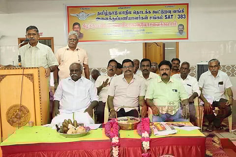 வயது, பணி மூப்பு அடிப்படையில் பதவி உயர்வு வழங்க வேண்டும்