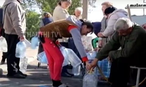 கோர தாண்டவம் ஆடிய ரஷியா - தண்ணீருக்காக தவிக்கும் உக்ரைன் மக்கள்..!