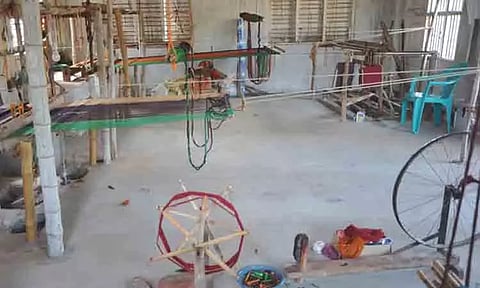 போதிய வருமானம் இல்லாததால் தடுமாறும் கைத்தறி நெசவாளர்களின் வாழ்வாதாரம்