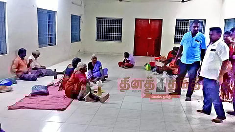 பரமத்தி அருகே இடும்பன்குளம் ஏரி நிரம்பி வீடுகளுக்குள் தண்ணீர் புகுந்தது 17 பேர் முகாம்களில் தங்க வைப்பு