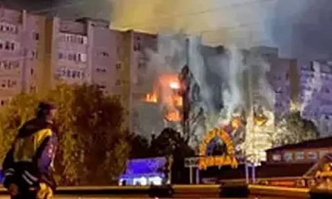 ரஷியாவில் குடியிருப்பு கட்டிடத்தின்மீது ராணுவ விமானம் மோதி விபத்து: 2 பேர் பலி