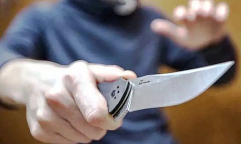 மதுபானம் தர மறுத்ததால் ஆத்திரம்: டாஸ்மாக் பார் சூறை; 4 பேருக்கு கத்தியால் வெட்டு