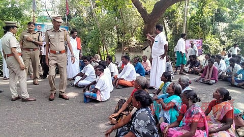 பயிர்க்காப்பீட்டு தொகை வழங்கக்கோரி நீடாமங்கலத்தில், 2 இடங்களில் சாலை மறியல்