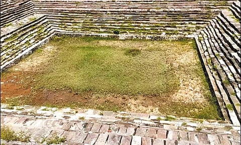 நீர் தடங்களை கண்டறிந்து குடிநீர் ஆதாரமாக்கும் விதமாக காஞ்சீபுரம் கோவில் குளங்களில் புனரமைக்கும் பணி தீவிரம்