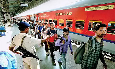 பண்டிகை காலத்தில் பயணிகள் வசதிக்காக கூடுதலாக 32 ரெயில் சேவைகள்; இந்திய ரெயில்வே அறிவிப்பு