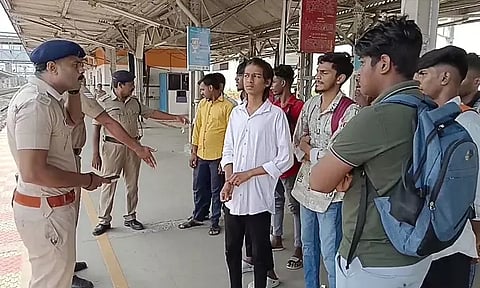 மின்சார ரெயிலில் படிக்கட்டில் தொங்கிய மாணவர்களை எச்சரித்து அனுப்பிய ரெயில்வே போலீசார்