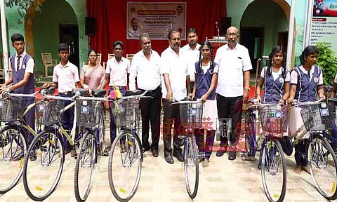 தூத்துக்குடியில்பள்ளி மாணவ, மாணவிகளுக்கு இலவச சைக்கிள்