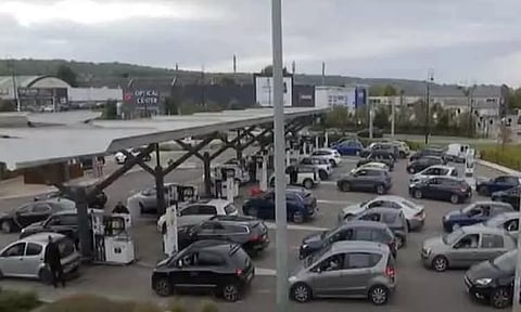 பிரான்சில் எரிபொருள் தட்டுப்பாடு தீவிரம்.. நாட்டின் எண்ணெய் கையிருப்பை விடுவிக்க திட்டம்