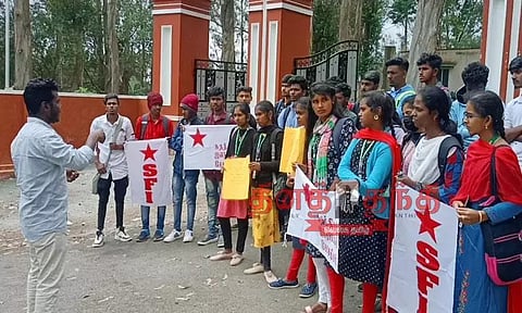 இந்திய மாணவர் சங்கத்தினர் ஆர்ப்பாட்டம்