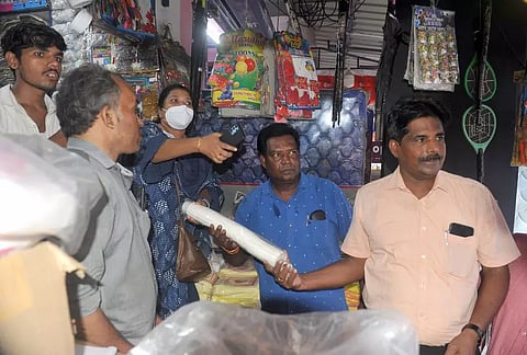 தடை செய்யப்பட்ட பிளாஸ்டிக் பொருட்கள் பறிமுதல்