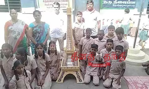 ஈபிள் டவர் மாதிரியை வடிவமைத்த அரசு பள்ளி மாணவர்கள்