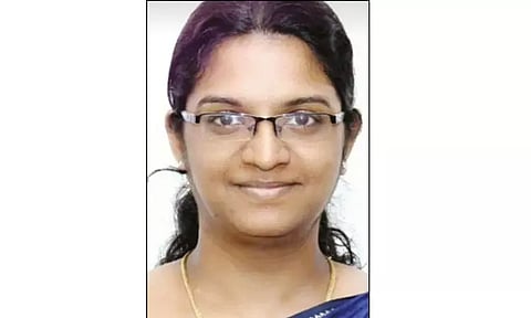 அடுக்குமாடி குடியிருப்பில் 13-வது மாடியில் இருந்து குதித்து பேராசிரியை தற்கொலை?