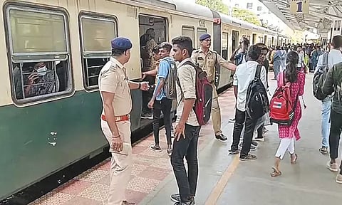 கல்லூரி மாணவி கொலையான விவகாரம் எதிரொலி: பரங்கிமலை ரெயில் நிலையத்தில் போலீசார் தீவிர கண்காணிப்பு