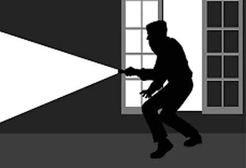 வீட்டின் பூட்டை உடைத்து 7 பவுன் நகை திருட்டு