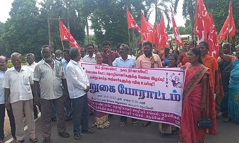 நெய்வேலியில் என்எல்சி பொது காண்டிராக்ட் தொழிலாளர் ஊழியர் சங்கத்தினர் போராட்டம்