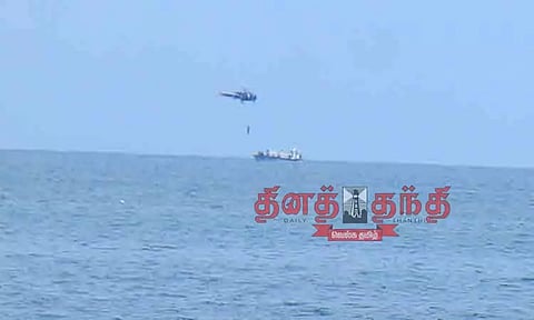 இந்திய கடற்படை வீரர்களுக்கு ஹெலிகாப்டர் மூலம் பாதுகாப்பு பயிற்சி