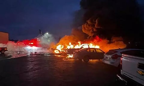 அமெரிக்காவில் கார் விற்பனை மையத்தில் விமானம் விழுந்து தீப்பிடித்தது: 2 பேர் உயிரிழப்பு