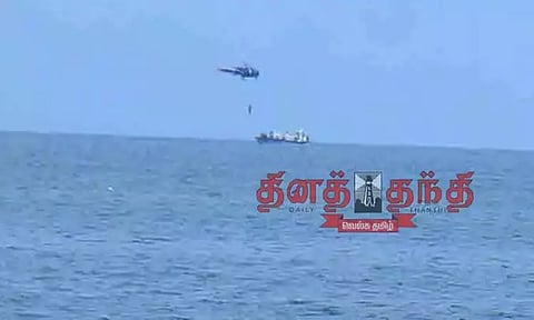 ராமேசுவரம் கடல் பகுதியில் இந்திய கடற்படை வீரர்களுக்கு ஹெலிகாப்டர் மூலம் பாதுகாப்பு பயிற்சி