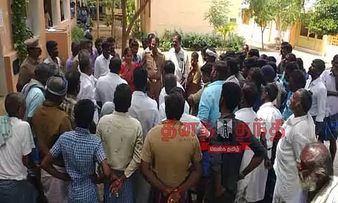 அரசு பள்ளியை முற்றுகையிட்ட பெற்றோரால் பரபரப்பு