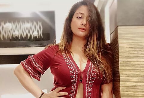 கவர்ச்சி சூறாவளியாக மாறிய நடிகை கிரண் காசு பார்க்க புதிய செயலி