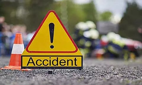 லடாக்கில் சாலை அமைக்கும் பணியில் ஈடுபட்டிருந்த ரிசர்வ் பொறியாளர் படையின் டிப்பர் லாரி கவிழ்ந்து விபத்து: 2 பேர் உயிரிழப்பு!