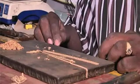 நகை பட்டறையில் ஒரு கிலோ தங்கத்தை சுருட்டிக்கொண்டு ஓடிய ஊழியர் - கோவையில் பரபரப்பு